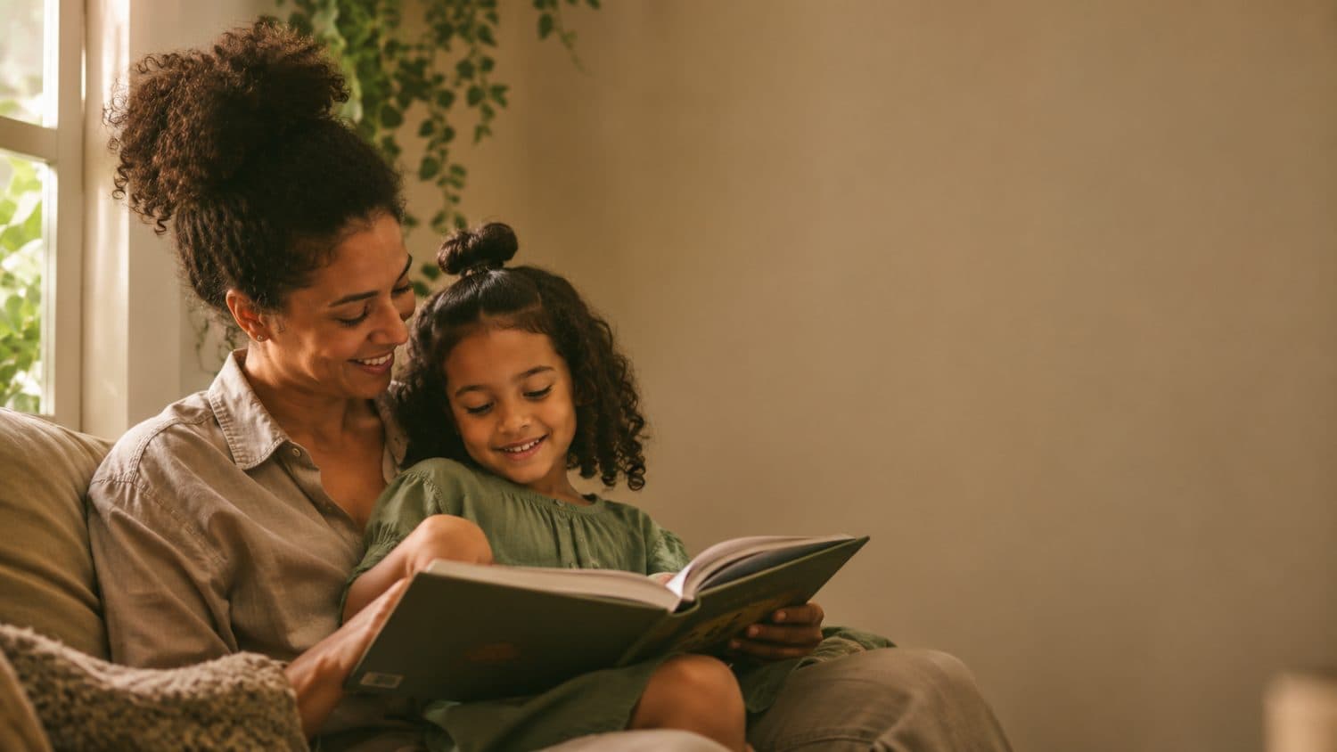 Mãe e filha lendo juntas, acolhimento e desenvolvimento